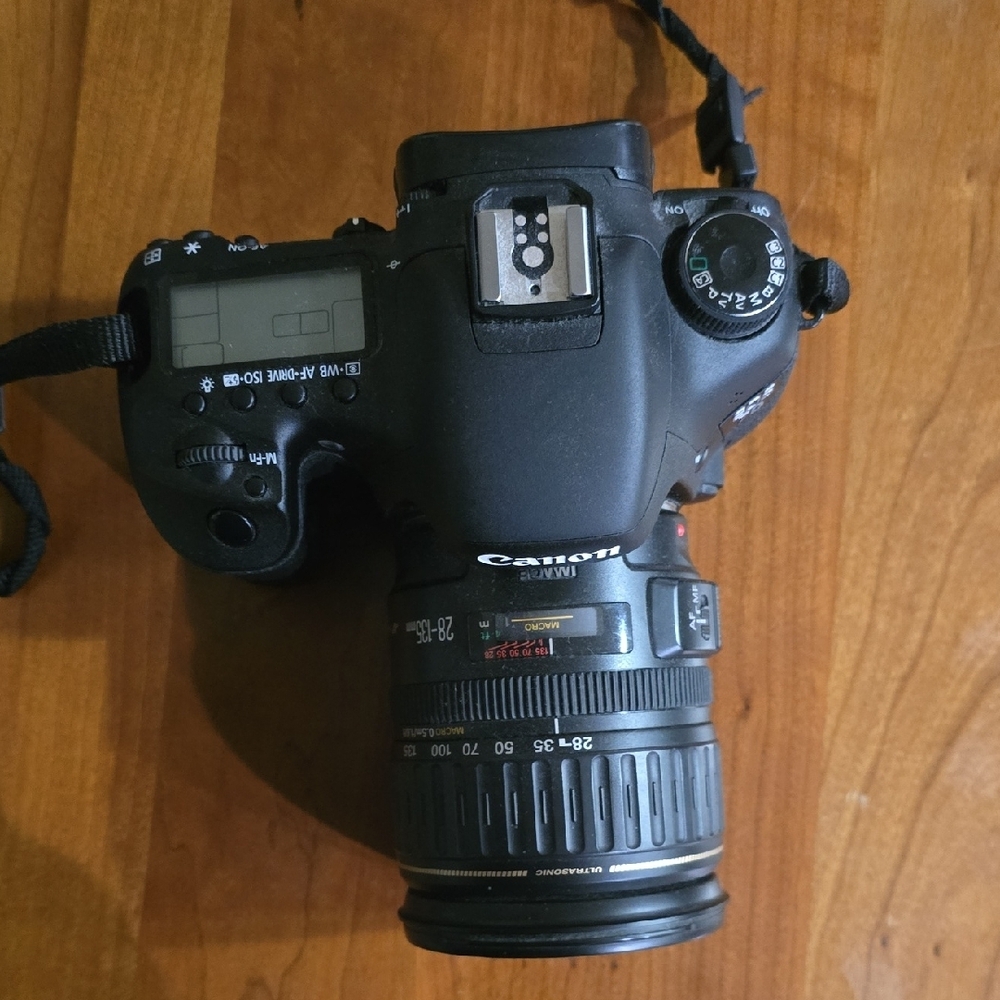 Canon EOS 7D camera body and Canon EF 28-135mm lens, with strap - Picture 7 of 9